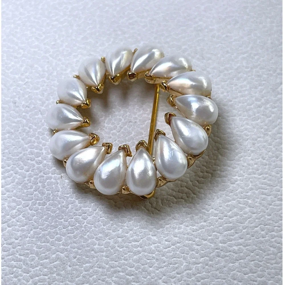 Vintage Crown Trifari Faux Pearl Teardrop Wreath Brooch Gold Tone 1.5